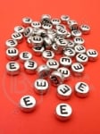 Мънисто 7х4мм метализе буква E отвор 1мм 1пак 100бр 318604